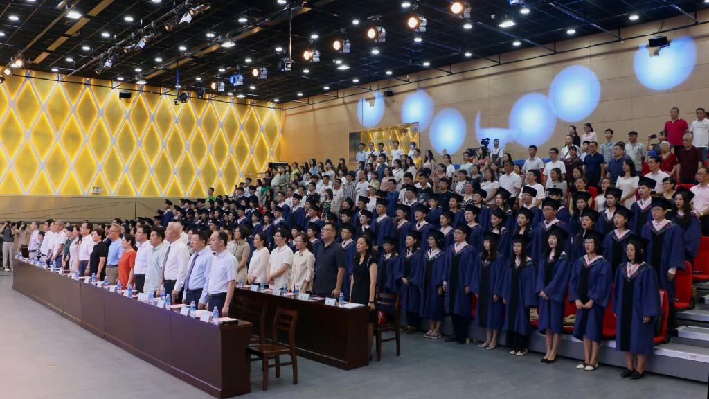 典礼结束,全体人员齐唱校歌 吴尉琳