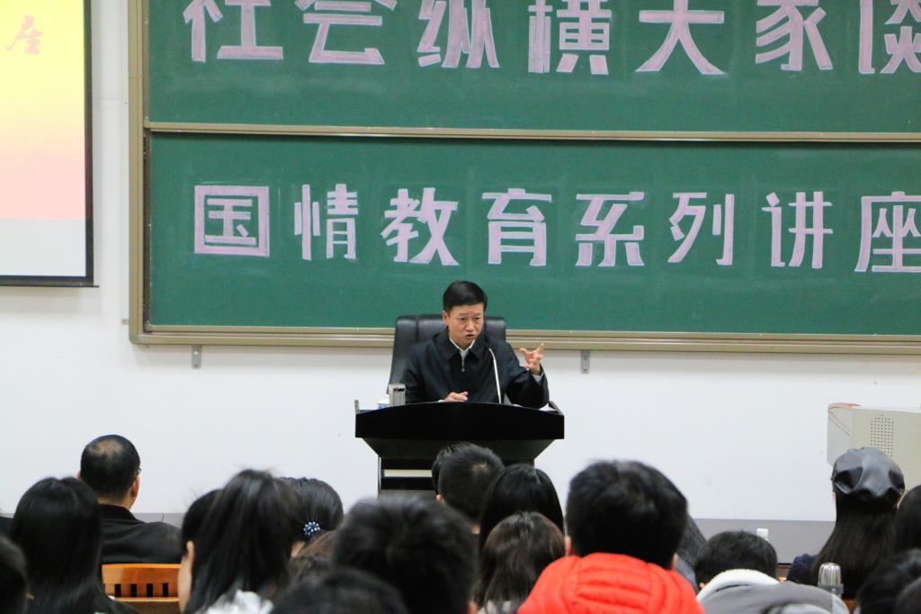 广西壮族自治区党委宣传部常务副部长、beat365官方网站经理唐华为beat365体育官方网站学子“解疑释惑”